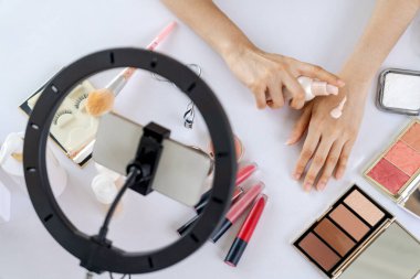 Güzellik blogcusunun ya da nüfuzlu kişinin üst görünümü çevrimiçi canlı yayın platformunda sosyal medya pazarlamasını ya da öğretim elemanlarını görüntüler.