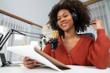 Güzel Afrikalı kadın sunucu kanalı çevrimiçi yayın yoluyla konuşuyor pazarlama öğretiyor, dinleyicileri canlı ya da çevrimiçi. İş yerindeki herhangi bir yer kavramı. Tatlandırıcı.