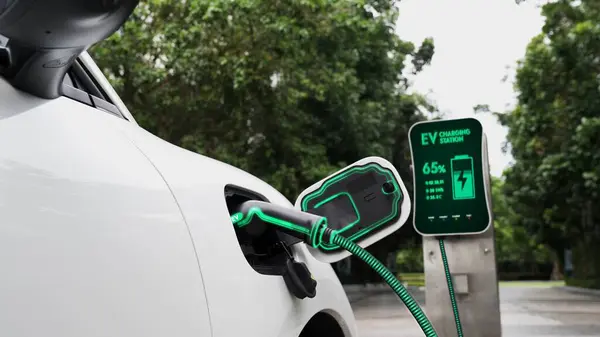电动汽车与充电站相连 在生态绿地公园和绿叶中通过电动汽车充电器电缆给电池充电 未来创新的Ev汽车和能源的可持续性 — 图库照片
