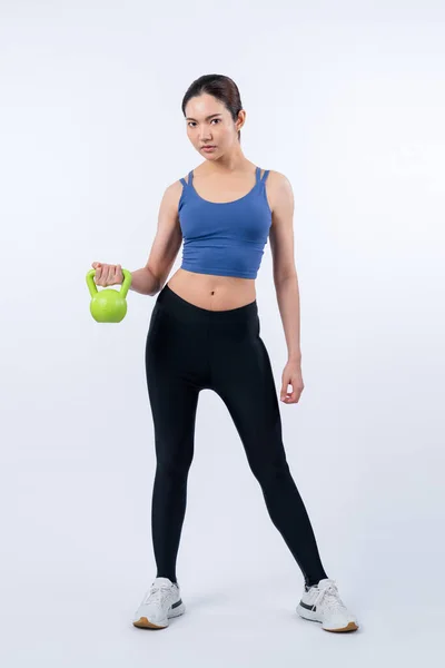 Energiczna Kobieta Robi Ćwiczenia Podnoszenia Kettlebell Odosobnionym Tle Młoda Atletyczna — Zdjęcie stockowe