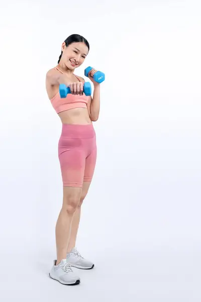 Krachtige Energieke Vrouw Doet Halter Gewicht Tillen Oefening Geïsoleerde Achtergrond — Stockfoto