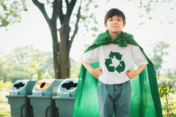 Веселий Молодий Супергеройський Хлопчик Мисом Символом Переробки Сприяє Переробці Відходів — стокове фото