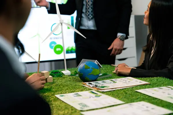 Лідер Бізнесу Демонструє Екологічну Реалізацію Метою Зменшення Викидів Co2 Стабільної — стокове фото