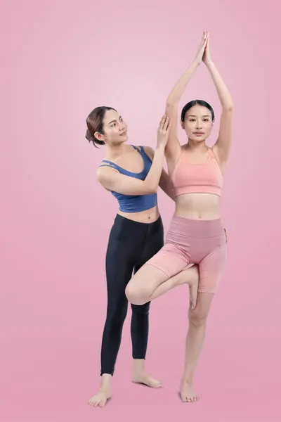 Asiatin Sportbekleidung Macht Yoga Übungen Stehen Mit Ihrem Trainer Oder — Stockfoto