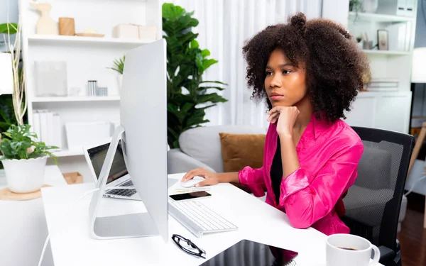 Arbetande Afrikansk Kvinna Bloggare Koncentrerade Sig Den Bärbara Skärmen Med — Stockfoto