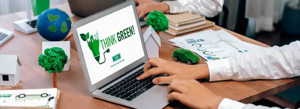 绿色公司的商界人士计划采用环保环保和环保的方法来减少二氧化碳排放 并在会议室实施网络零政策 同时在笔记本电脑屏幕上显示环保理念 开拓性的 — 图库照片