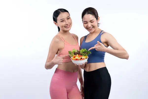 Deux Jeunes Femmes Asiatiques Sportives Tenue Sport Tenant Saladier Remplissent — Photo