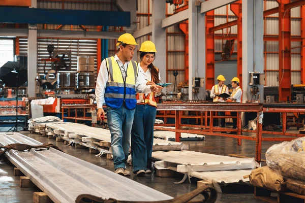 Brygadzista Fabryki Inżynier Przeprowadzają Inspekcję Maszyn Stalowych Ciężkich Materiałów Przemysłowych — Zdjęcie stockowe
