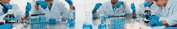 Grupo Científicos Dedicados Llevan Cabo Experimentos Químicos Investigación Laboratorio Médico —  Fotos de Stock