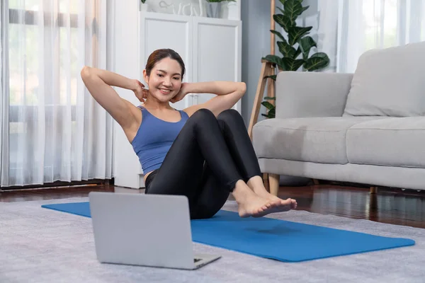 Aziatische Vrouw Sportkleding Doen Crunch Trainingsmat Als Home Workout Training — Stockfoto