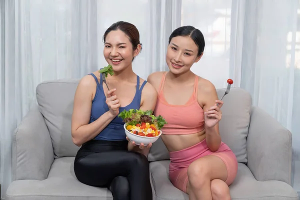 Junge Sportliche Asiatinnen Sportkleidung Halten Eine Salatschüssel Voller Obst Und — Stockfoto