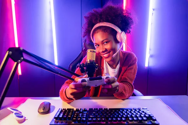 Канал Игровых Трансляций Африканская Девушка Играет Онлайн Игру Джойстиком Общается — стоковое фото