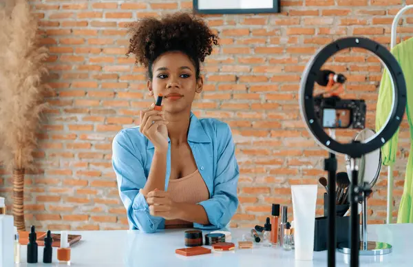 女性影响者拍摄直播Vlog视频评论化妆重要的社交媒体或博客 快乐少女与化妆品工作室照明营销录音会议在线广播 — 图库照片