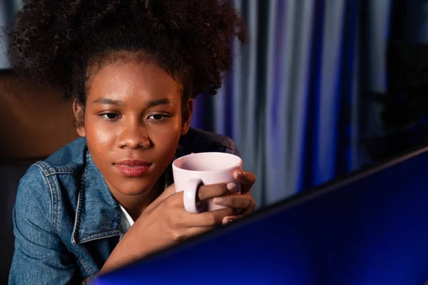 真面目な顔をした若いアフリカ系アメリカ人クリエイターの女性は 次のシーケンスを計画するためのラップトップ上の最終的なプロジェクト文書を慎重に検討し 見ています きちんとした家での仕事の概念 トーストメーカー — ストック写真