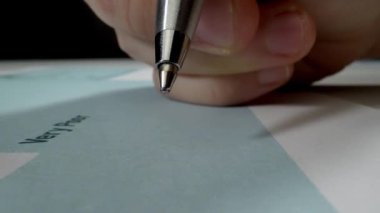 Yakın çekim makro çekim hareketi el geri besleme anket formunu müşteri memnuniyeti için kalemle dolduruyor. Anket formu pazarlama ve kalite değerlendirme kavramı olarak mükemmel derecelendirme geribildirimi alır.