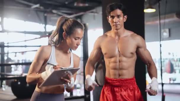 Asiatisk Kvinnlig Muay Thai Boxare Och Personlig Boxning Tränare Tittar — Stockvideo