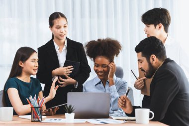Çok ırklı analist ekibi toplantı masasındaki mali raporu analiz etmek için BI gösterge tablosunu kullanıyor. Çeşitli iş adamlarından oluşan bir grup, FIntech 'in veri analizini başarılı iş pazarlaması için kullanır. Uyum