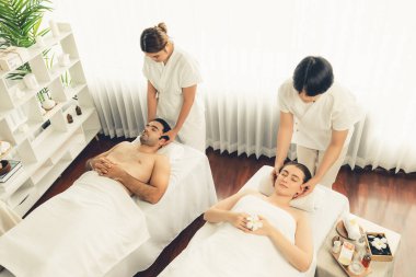 Kafkasyalı çift stres önleyici kafa masajının keyfini çıkarıyor ve lüks otellerde ya da otel spa salonlarında gündüz kaplıcalarında yüz güzelliği eğlencelerini şımartıyor. Sessiz.