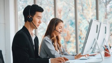 Ofiste çalışan kulaklık takan işadamları uzak müşteri ya da meslektaşlarını desteklemek için çalışıyorlar. Çağrı merkezi, tele pazarlama, müşteri destek acentesi telefon görüşmesinde hizmet sağlıyor. Jivy