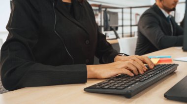 Ofiste çalışan kulaklık takan işadamları uzak müşteri ya da meslektaşlarını desteklemek için çalışıyorlar. Çağrı merkezi, tele pazarlama, müşteri destek acentesi telefon görüşmesinde hizmet sağlıyor. Jivy