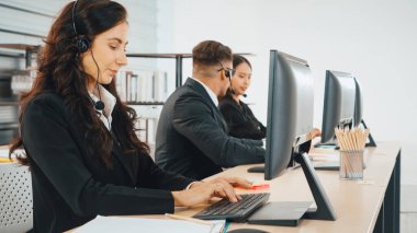 Ofiste çalışan kulaklık takan işadamları uzak müşteri ya da meslektaşlarını desteklemek için çalışıyorlar. Çağrı merkezi, tele pazarlama, müşteri destek acentesi telefon görüşmesinde hizmet sağlıyor. Jivy