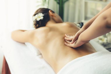 Kafkasyalı kadın müşteri stres önleyici spa masajının keyfini çıkarıyor ve lüks otel ya da oteldeki gündüz açık ortam güzellik salonunda güzellik teniyle eğleniyor. Sessiz.