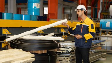 Mühendis, fabrika deposunda yeniden kullanım amaçlı sanayi ürünleri veya malzemelerini inceler ve yönetir. Verimli üretim için ağır endüstriyel ürünlerin kalite kontrol denetimi. Örnek gösteriliyor