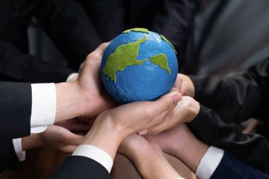 Üst düzey iş adamları, Dünya 'yı kurtarmak için CO2 salınımını azaltmak suretiyle çevresel koruma için ekolojik düzenlemeden yararlanmak amacıyla sinerjide bir arada tutuyorlar. Antika