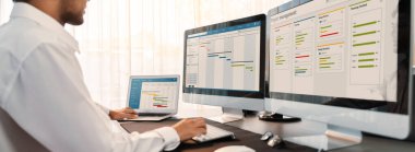 Proje yöneticisi, ekranda gantt grafik yazılım gösterimi kullanılarak ofis için iş programları planlıyor. Modern iş yönetimi ve iş akışı organizasyonu. Önde.