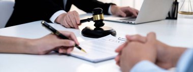 Çiftler boşanma davası açıyor ve ayrıldıktan sonra mülkleri bölüşmek için hukuk firmasından yardım istiyorlar. Anlaşma görüşmesinde avukatın yükümlülükler sözleşmesi yardımı. Panorama Katı