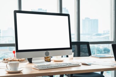 Tasarım için boş bilgisayar monitörü modern küçük ofis içi ya da ev içi ofislerde şablon oluşturur. Yaratıcı meslekler için şık bir iş yeri. Jivy