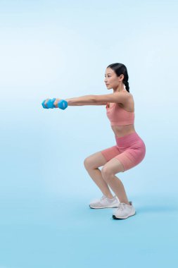 Güçlü enerjik kadın halter kaldırma egzersizi yapıyor izole arka planda. Genç atletik Asyalı kadın dayanıklılığı ve dayanıklılık eğitimi rutin vücut egzersizi..