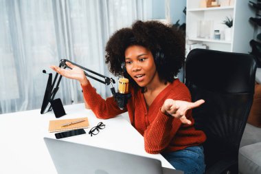 Güzel Afrikalı kadın etkileyicilerin sunucu kanalı yeni dinleyicilerle yayın stüdyosunda konuşuyor. Canlı sosyal medyada yaşam koçu danışmanlığı zamanı. Tavsiye verme kavramı. Tatlandırıcı.