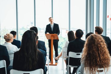 Bir grup iş adamı seminer konferansında toplanıyor. Seyirciler, çalışanların eğitim seanslarındaki eğitmenleri dinliyor. Uzman konuşmacı ile ofis çalışanları toplantısı. Jivy