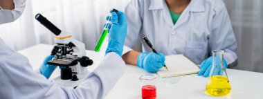 Laboratuvar araştırma ekibi, bilimsel uzmanlık ve laboratuvar ekipmanları ile sağlık hizmetlerini ilerletiyor, yeni ilaçlar araştırıyor ve laboratuvarda tedavi geliştiriyor. Panorama Katı