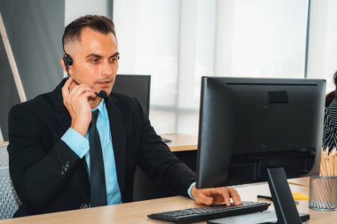 Ofiste çalışan kulaklık takan işadamları uzak müşteri ya da meslektaşlarını desteklemek için çalışıyorlar. Çağrı merkezi, tele pazarlama, müşteri destek acentesi telefon görüşmesinde hizmet sağlıyor. Jivy