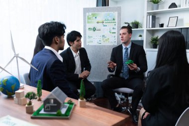 Bir grup iş adamı, sürdürülebilir ve alternatif güç kullanan çevre dostu EV otomobil için elektrikli otomobil şirketleri toplantısında stratejik pazarlamayı tartışıyor ve daha yeşil bir geleceğe katkıda bulunuyor. Antika