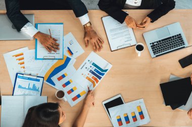 İş adamları grup toplantısı ofiste yukarıdan çekildi. İş kadınları, iş adamları ve ofis çalışanları toplantı masasında proje planlama belgeleriyle takım konferansında çalışıyorlar. Jivy