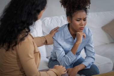 Travma sonrası stres bozukluğu olan üzgün bir kadın psikoloğu, depresyon ya da kalp yetmezliğinden sonra üzüntülü bir ruh sağlığı terapisi görüyor. Hayal kırıklığına uğramış genç bir kadın klinikteki duygular hakkında bir psikologla konuşuyor.
