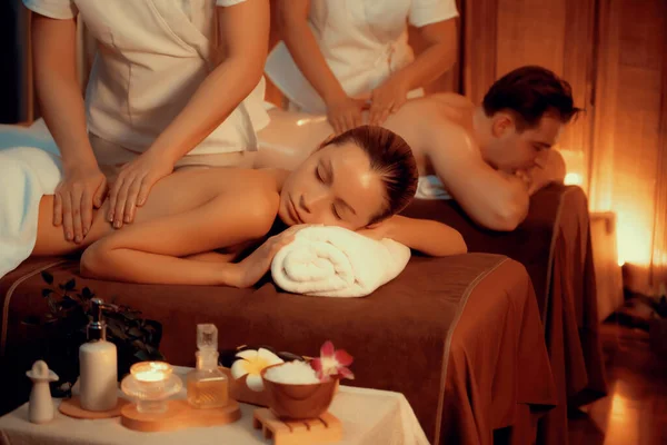 Kaukasische Koppel Klant Genieten Van Ontspannende Stress Spa Massage Verwennerij — Stockfoto