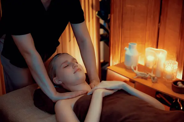 Kaukasiska Kvinna Kund Njuter Avkopplande Stress Spa Massage Och Skämma — Stockfoto