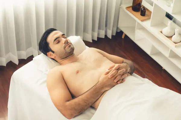 Kavkazský Muž Zákazník Těší Relaxační Antistresové Lázeňské Masáže Hýčkání Krásnou — Stock fotografie