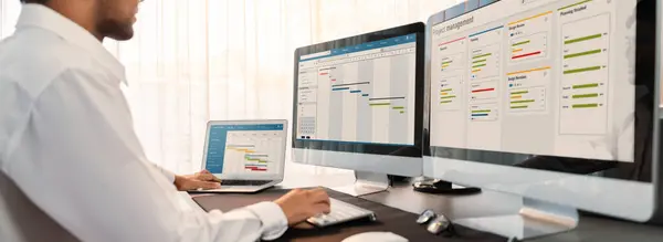 项目经理利用屏幕上的甘特图软件为办公室工作计划时间表 现代企业管理和工作流程组织 开拓性的 — 图库照片