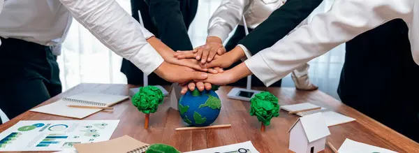 事業者のグループは 地球を救うための環境保護に関する企業協力の相乗効果を示す手のスタックを置きます 環境意識とエコ団結の概念 トレイルバーニング — ストック写真