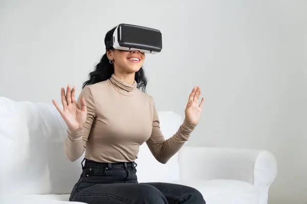 Jonge Vrouw Die Virtual Reality Bril Thuis Gebruikt Voor Cruciale — Stockfoto