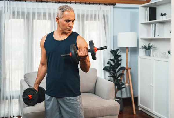 Atletisk Och Sportig Senior Man Engagerar Sig Body Workout Rutin — Stockfoto