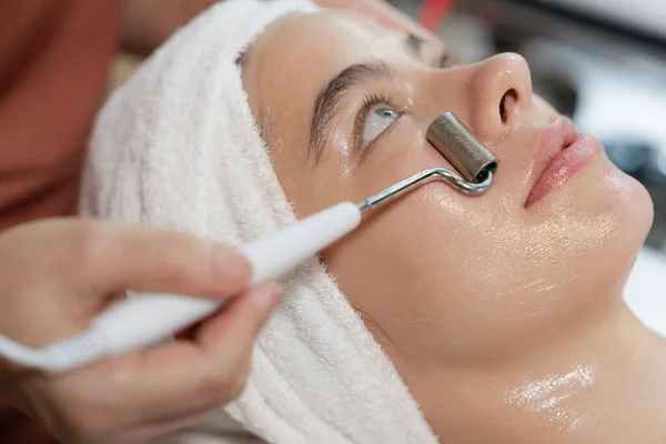 Hermosa Mujer Caucásica Acostada Cama Spa Durante Masaje Facial Por —  Fotos de Stock
