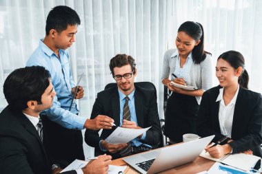 Modern ofis ortamında çalışan çeşitli etnik gruplardan çeşitli iş adamları. Üretken ve çok ırklı ofis çalışanları stratejik ticari pazarlama konusunda tartışmaya giriştiler. Çok titiz.