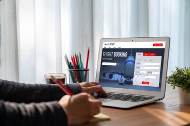 Online uçuş rezervasyon sitesi mod rezervasyon sistemi sağlar. Seyahat teknolojisi kavramı .