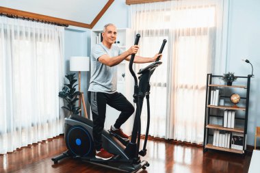 Emekli olduktan sonra ev portresindeki eliptik koşu makinesinde sağlıklı yaşam tarzı ve vücut bakımı olarak çalışan son sınıf öğrencisi. Etki